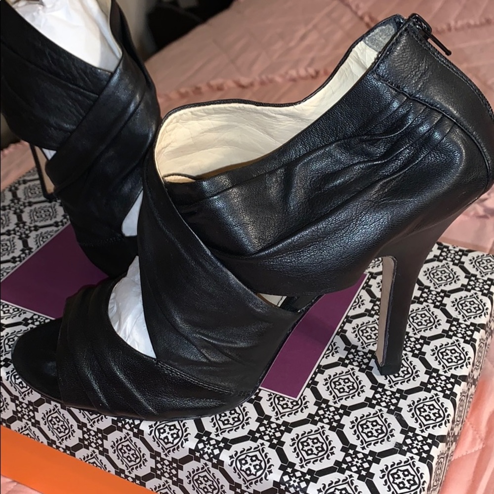 black heels - Picture 2 of 2